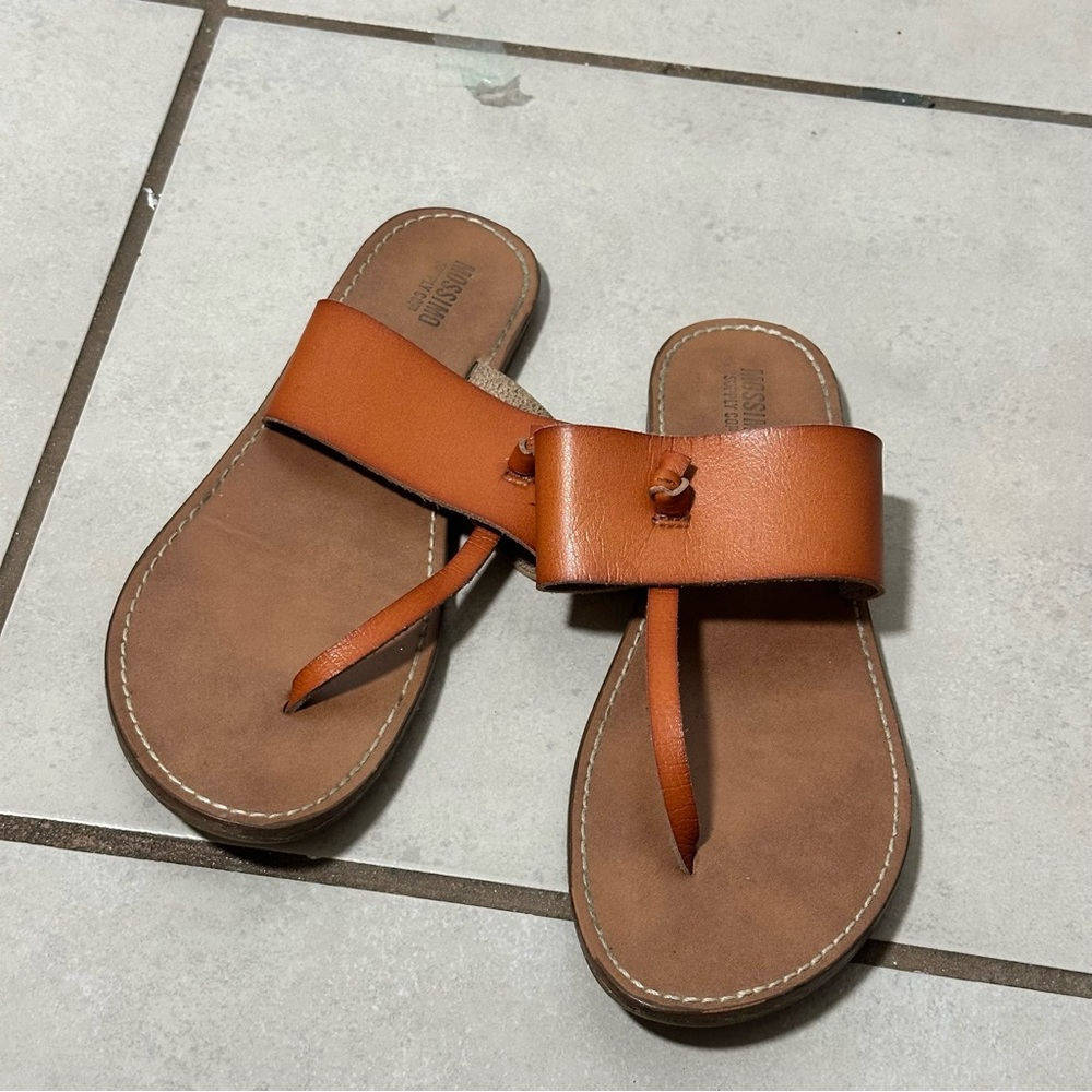 Mossimo Supply Co Women T-Strap‎ Brown Leather Sandals size 6